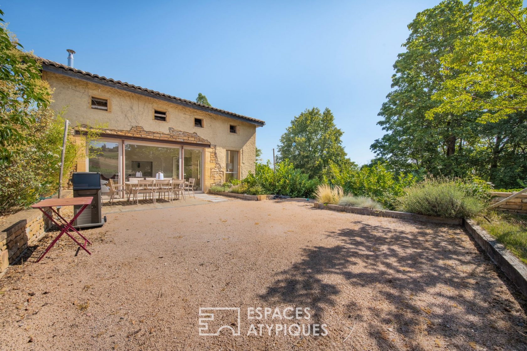 Maison en pierres dorées rénovée par un architecte