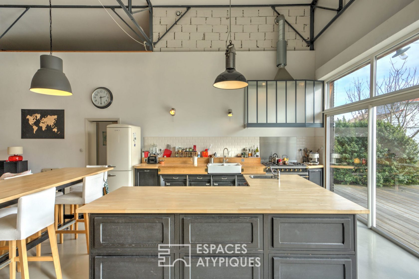 Loft industriel avec piscine proche du bassin