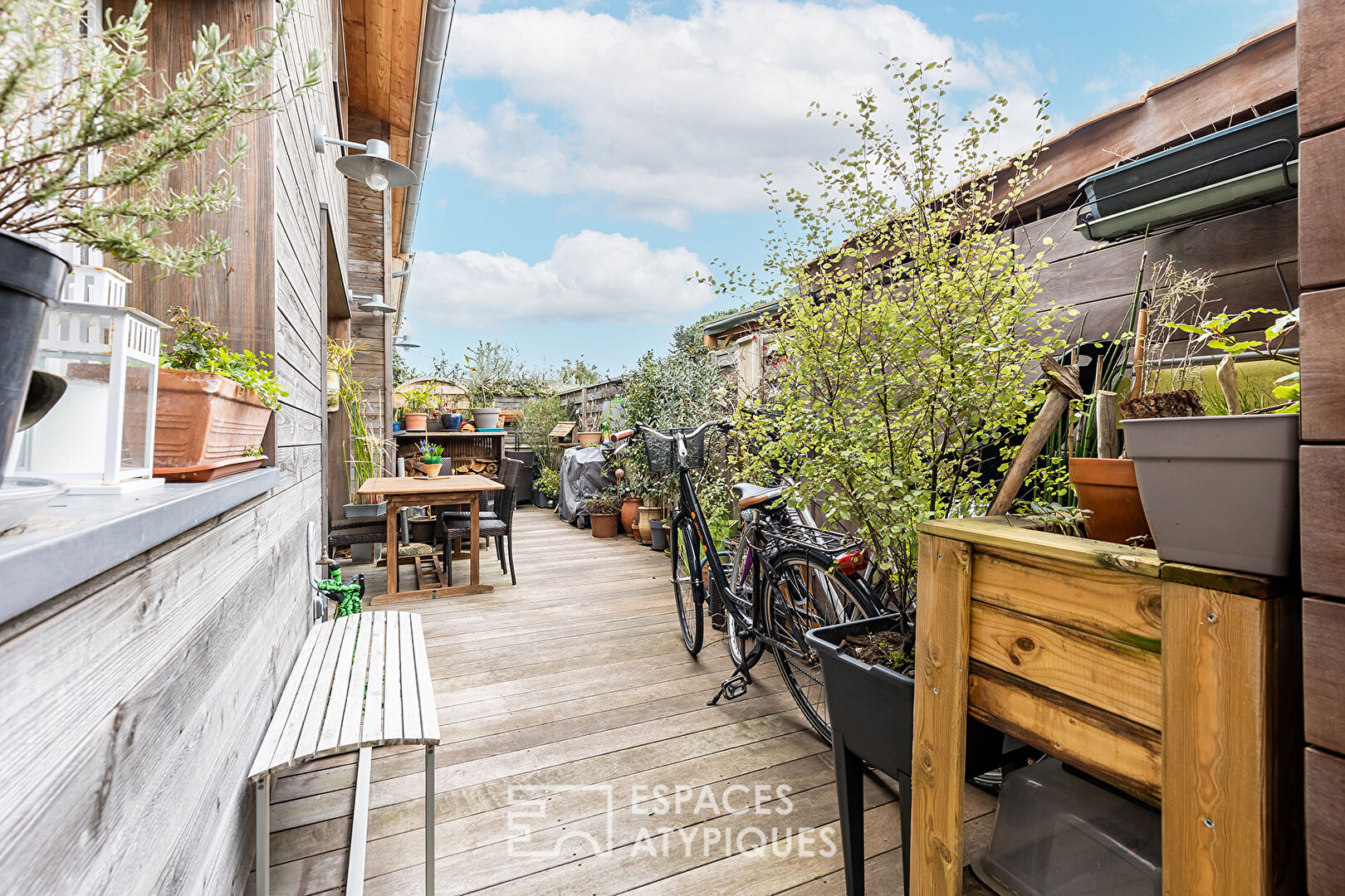 Pretty pond-style town house with independent studio