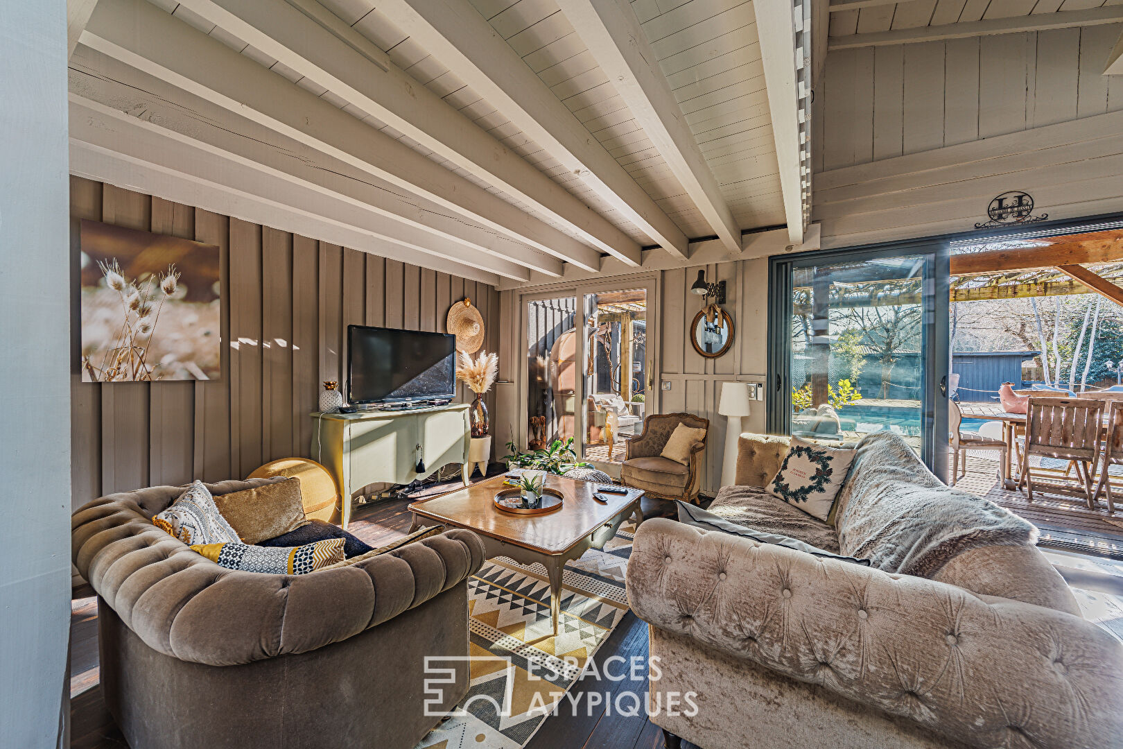 Villa style ferret-capienne et son paddock à chevaux