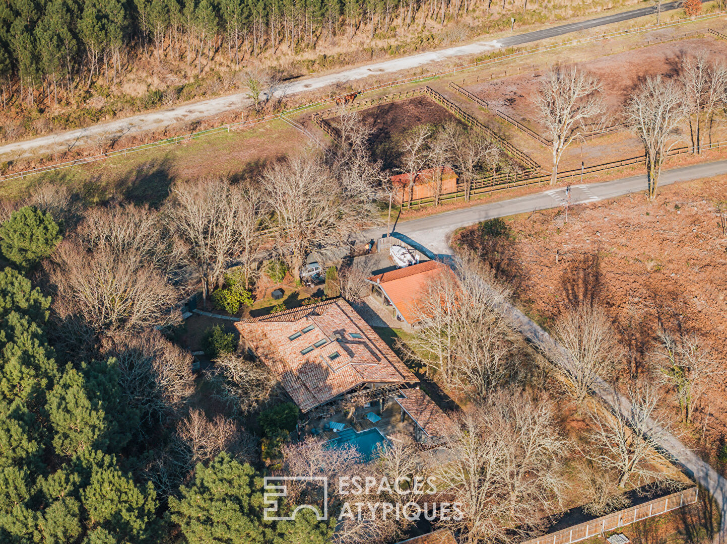 Villa style ferret-capienne et son paddock à chevaux