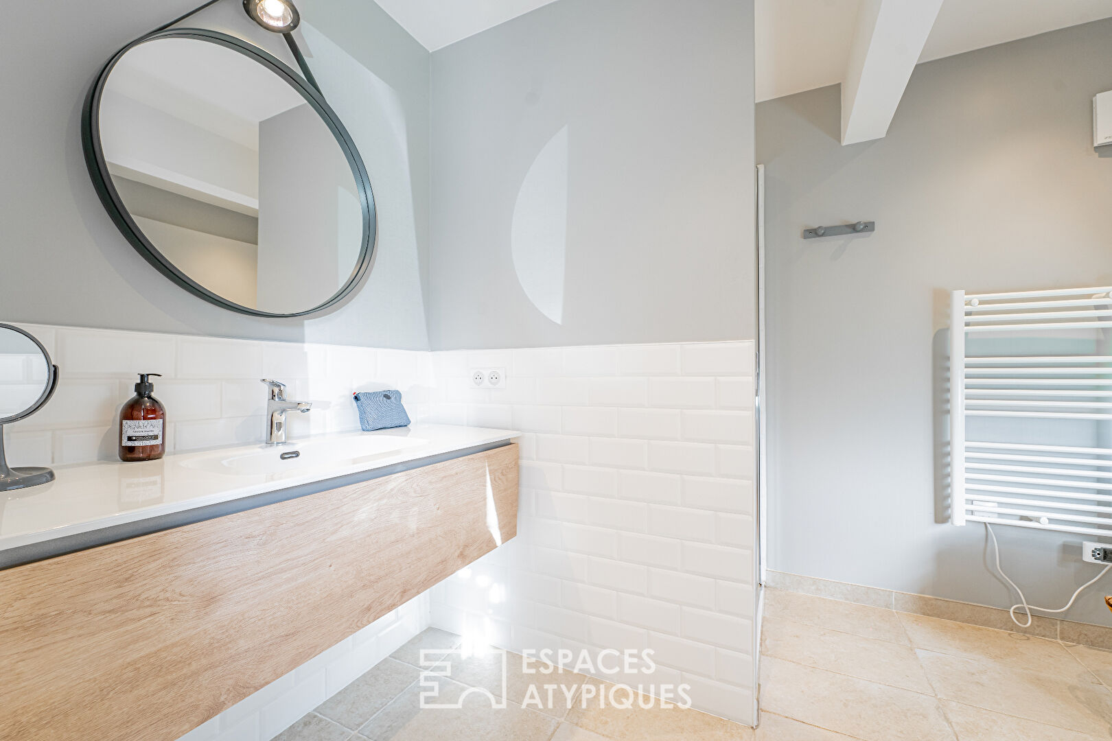 Maison rénovée avec piscine et local commercial en hyper centre