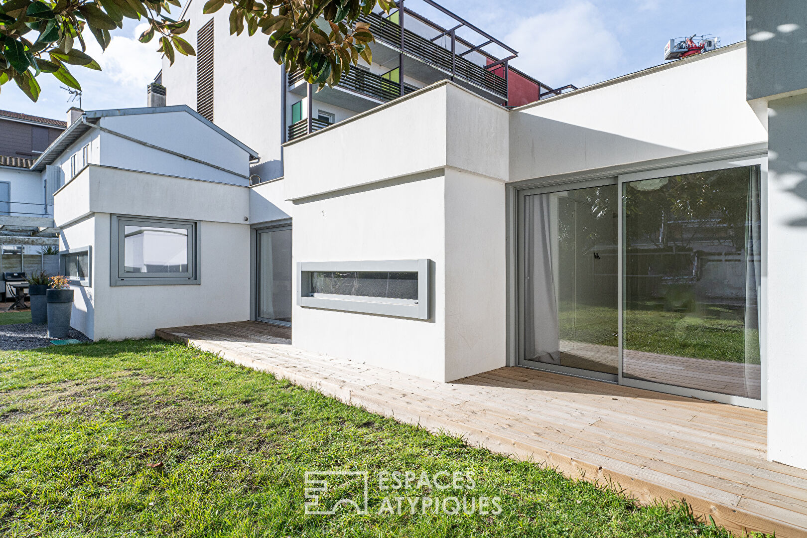 Maison rénovée avec piscine et local commercial en hyper centre
