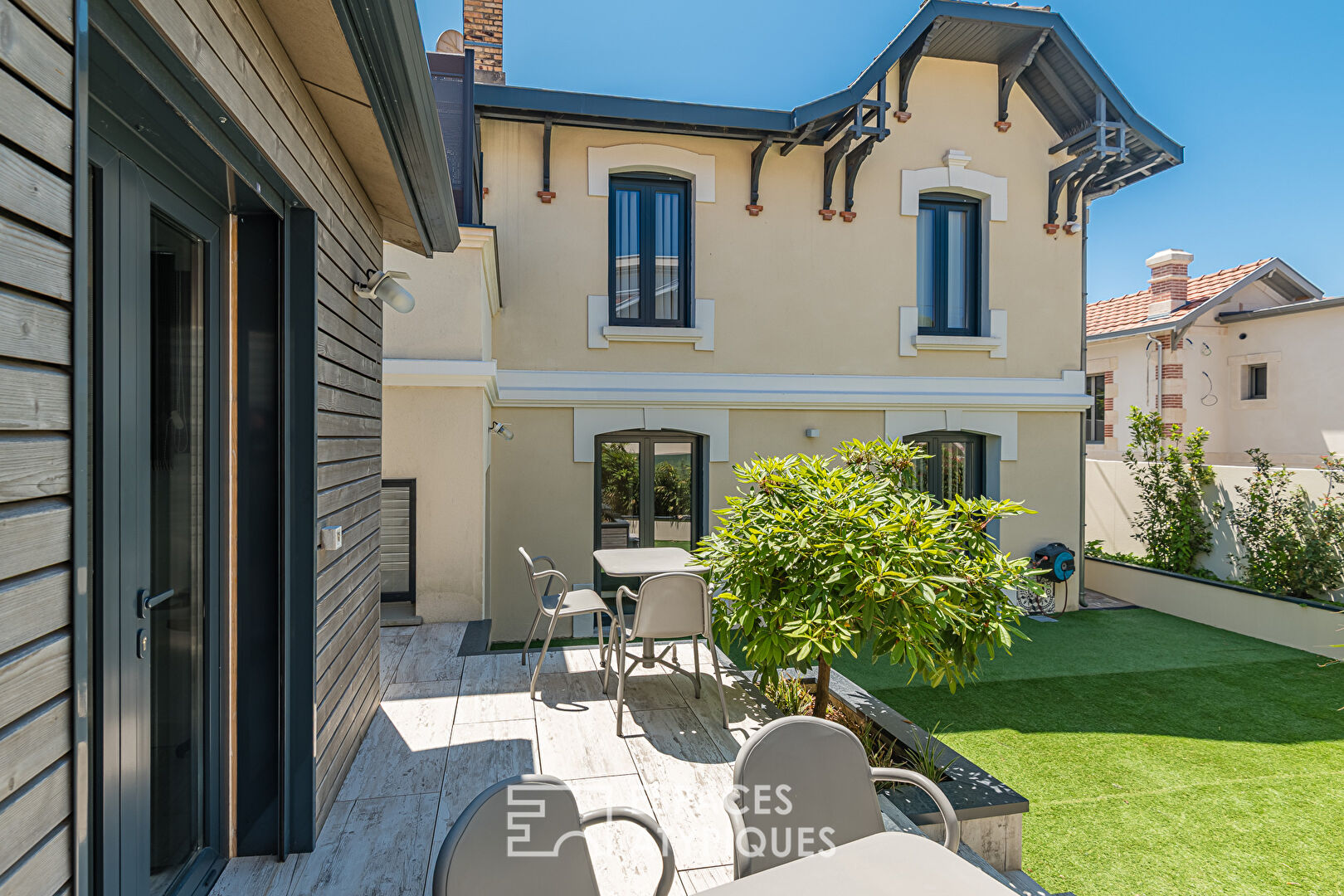 Character house with outbuilding and garage in Arcachon