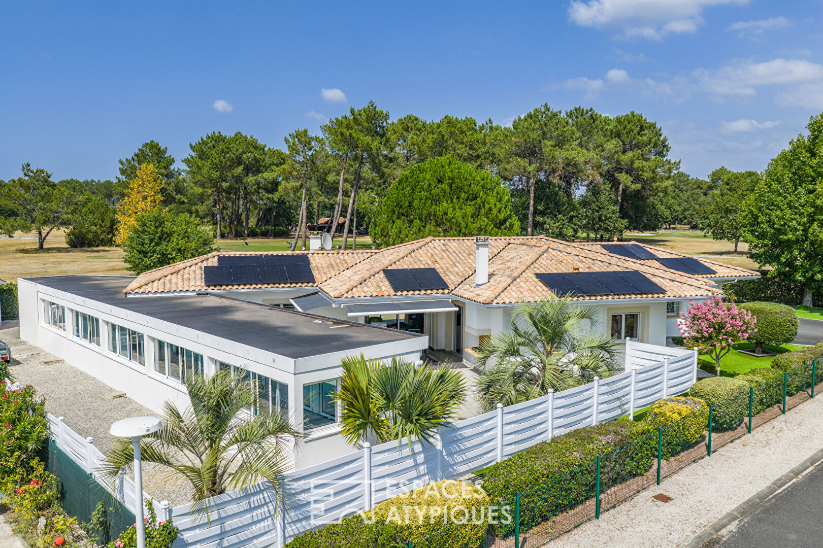 Villa contemporaine sur le Golf et son bassin de nage unique