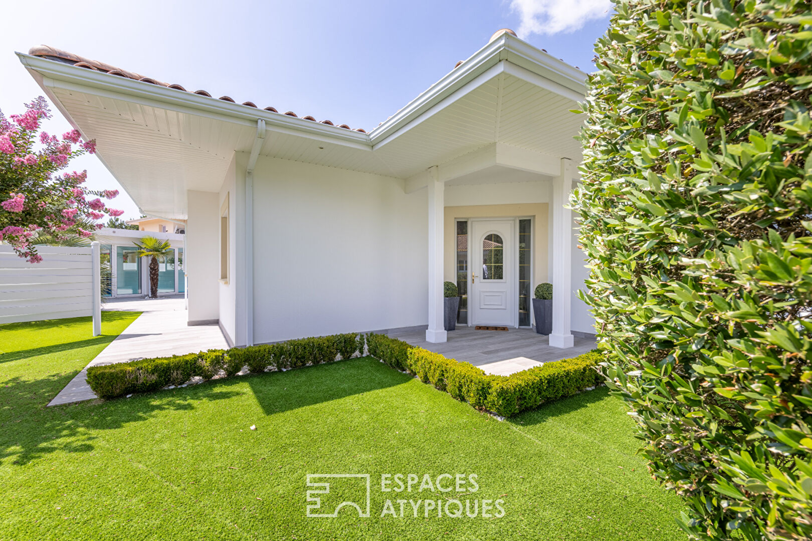 Villa contemporaine sur le Golf et son bassin de nage unique
