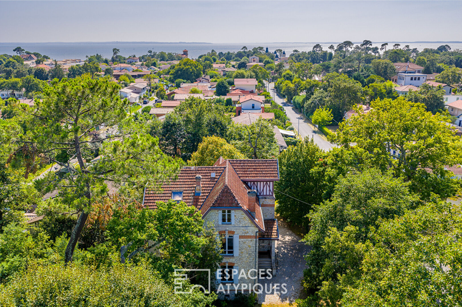 Elegant mansion with authentic charm, a stone’s throw from the Arcachon Bay