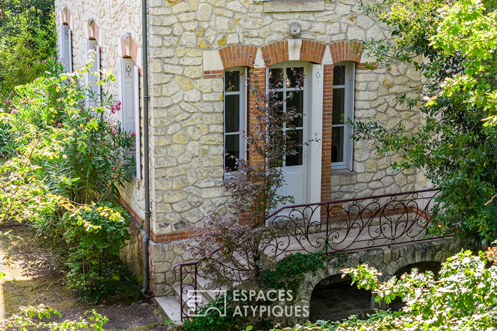 Elegant mansion with authentic charm, a stone’s throw from the Arcachon Bay