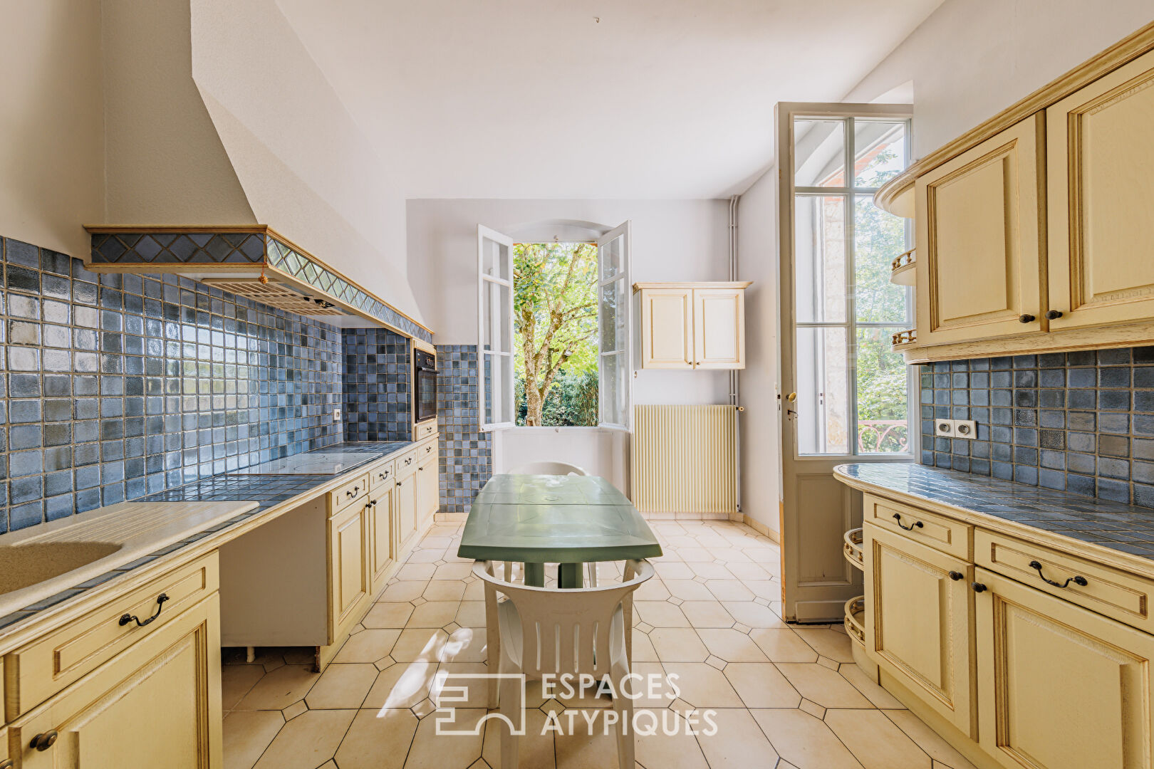 Elegant mansion with authentic charm, a stone’s throw from the Arcachon Bay