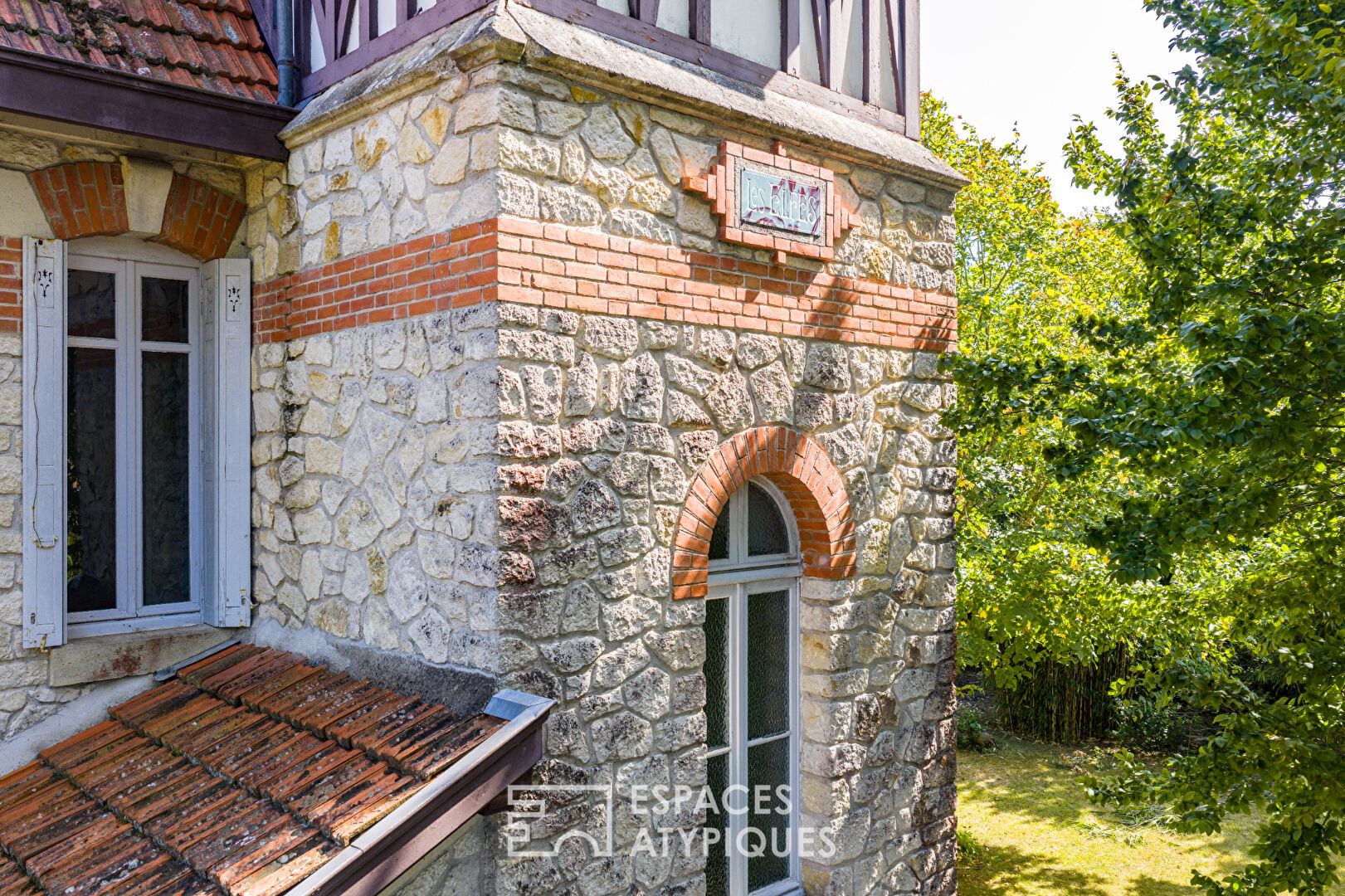 Elegant mansion with authentic charm, a stone’s throw from the Arcachon Bay