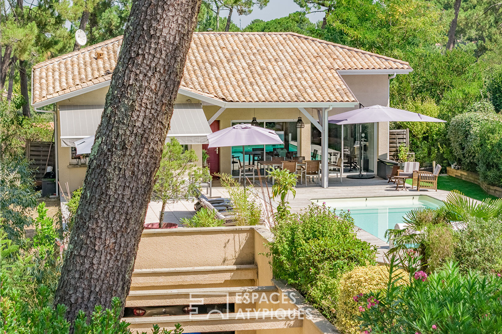 Villa baignée de lumière avec piscine et garage, au Domaine de la Forêt