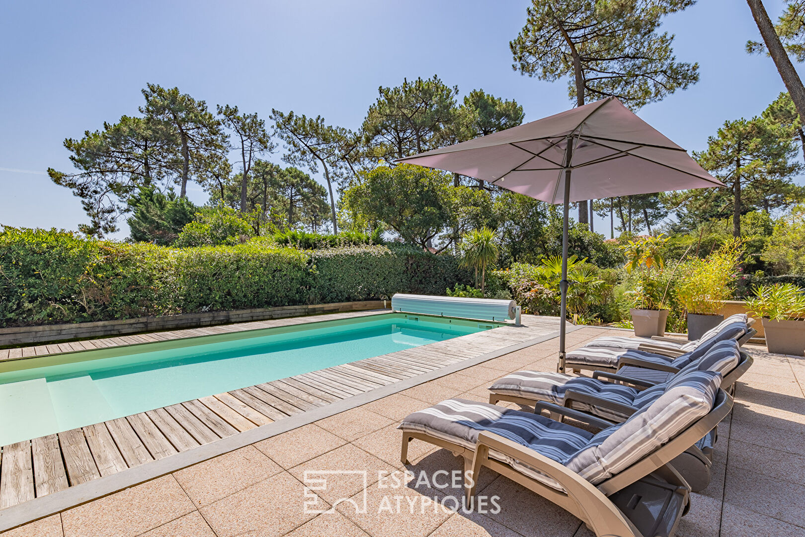 Villa baignée de lumière avec piscine et garage, au Domaine de la Forêt