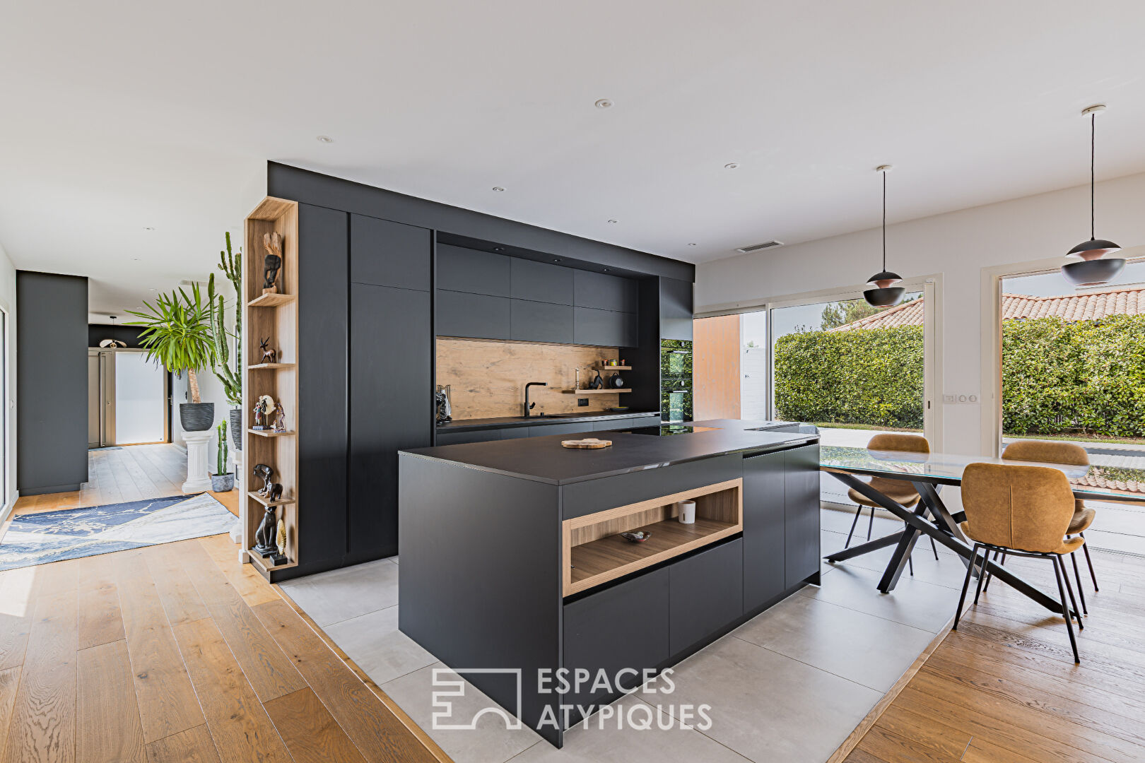Contemporary architect-designed villa on the edge of the forest in Cazaux