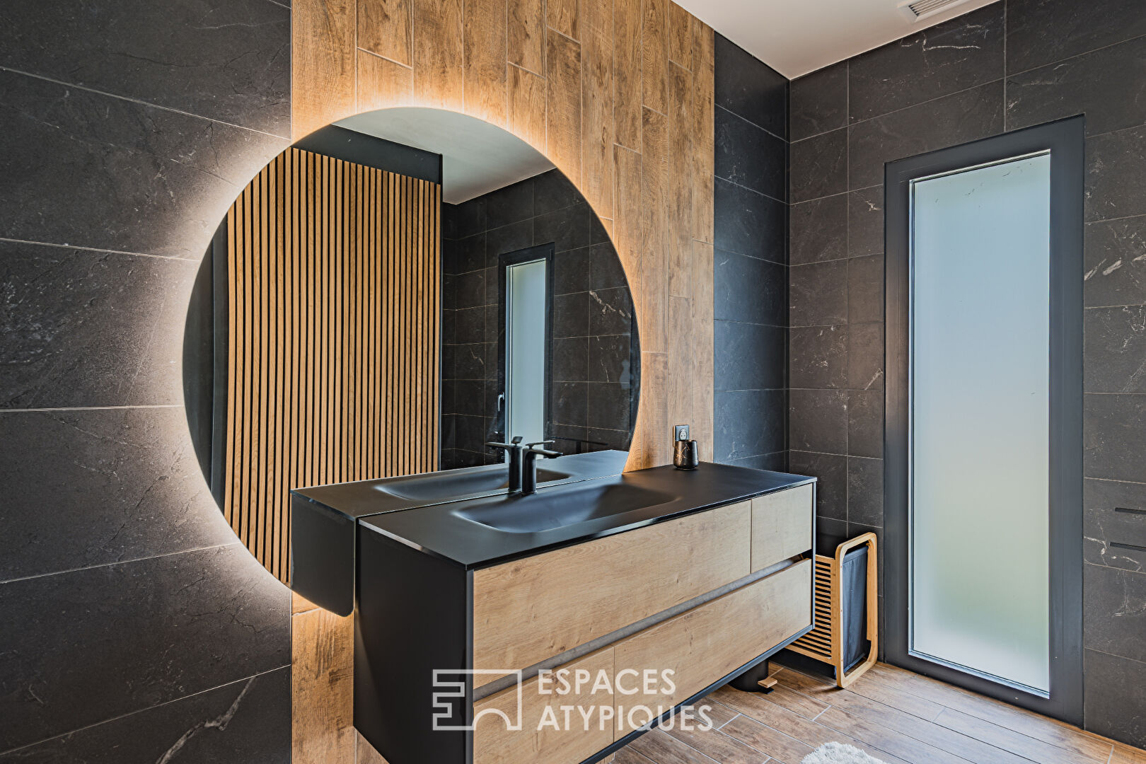 Contemporary architect-designed villa on the edge of the forest in Cazaux