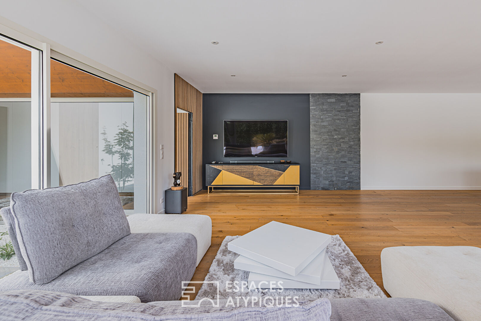 Contemporary architect-designed villa on the edge of the forest in Cazaux