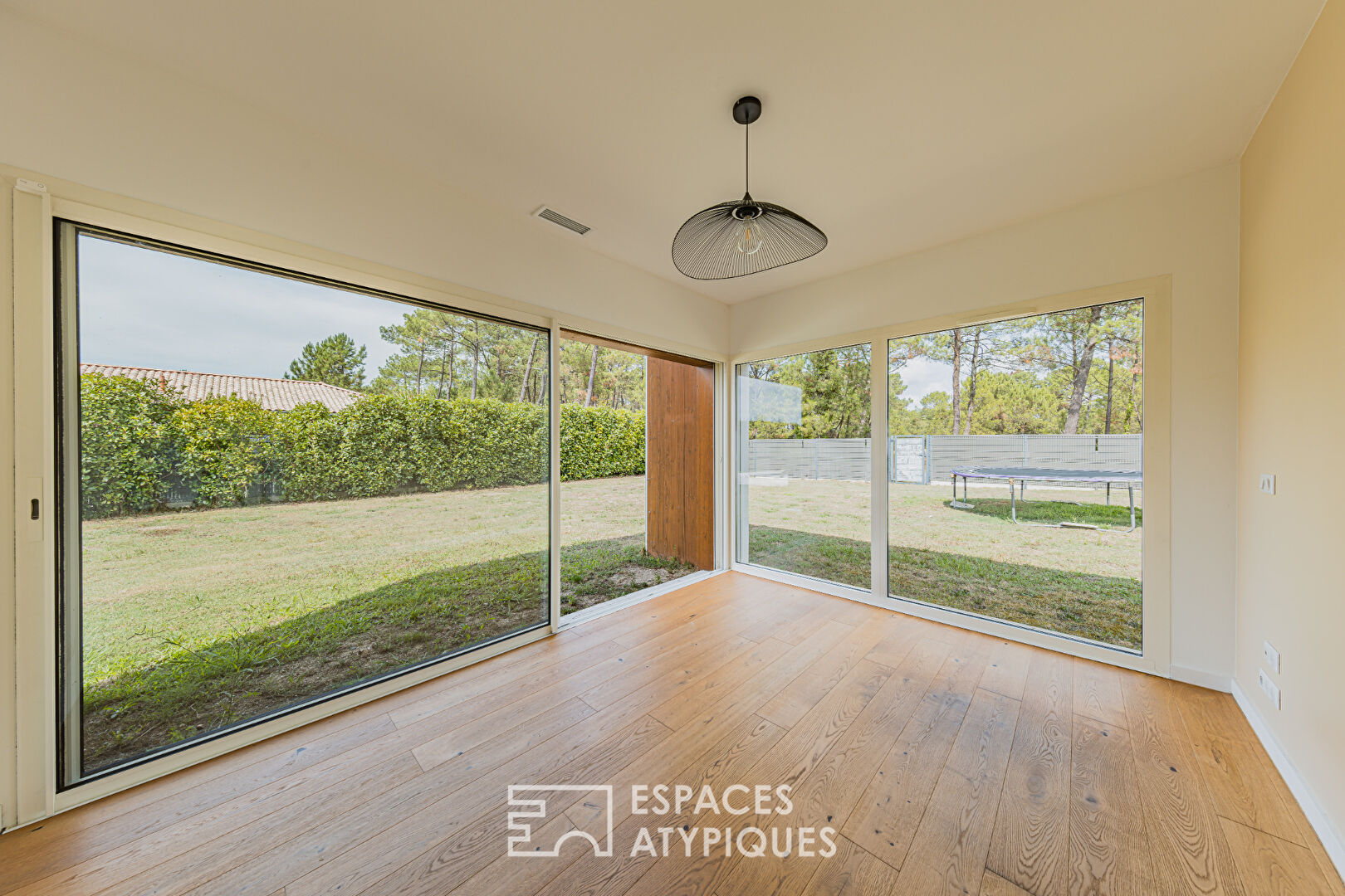 Contemporary architect-designed villa on the edge of the forest in Cazaux