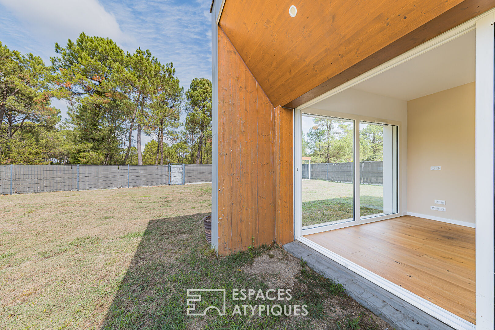 Contemporary architect-designed villa on the edge of the forest in Cazaux