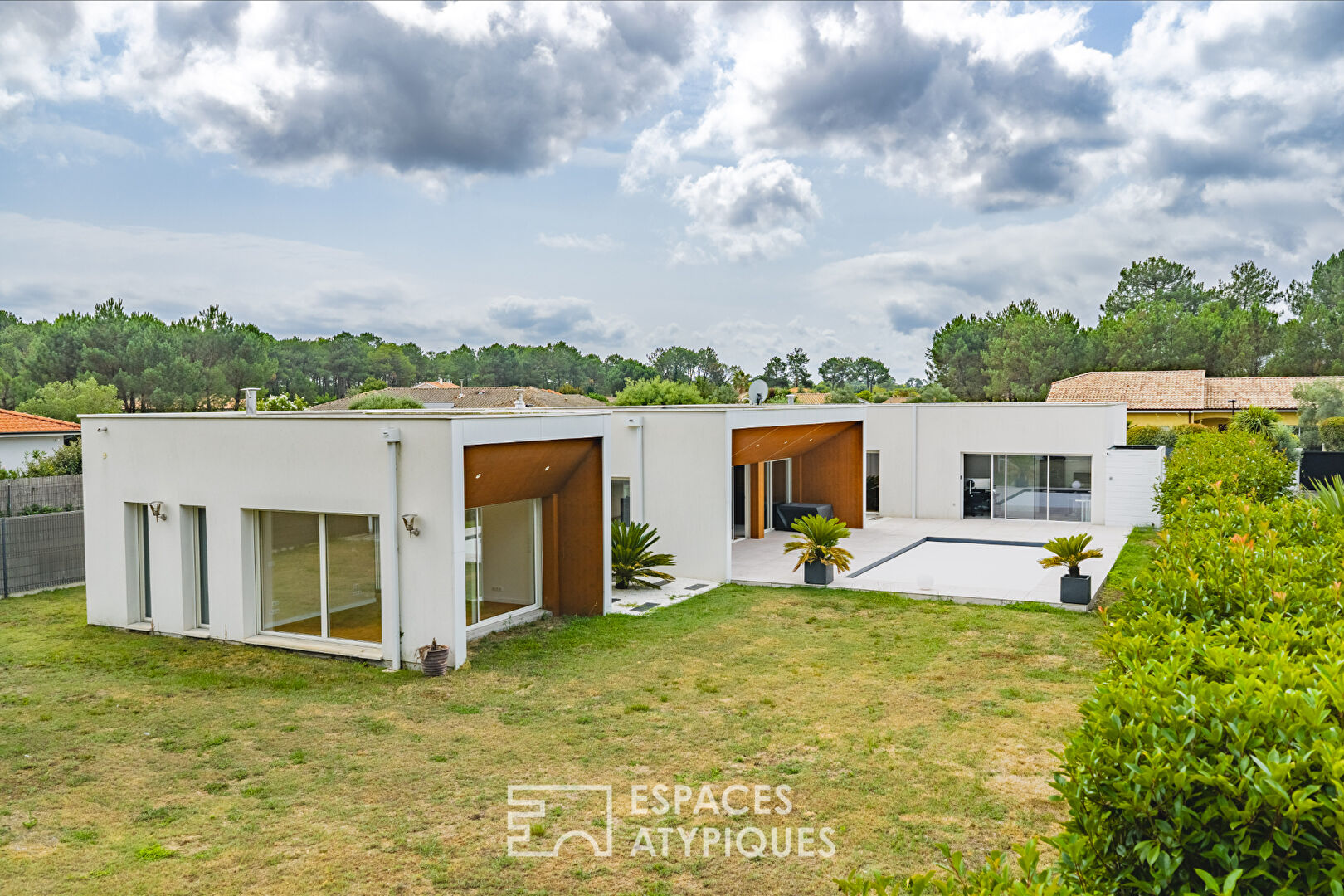 Contemporary architect-designed villa on the edge of the forest in Cazaux