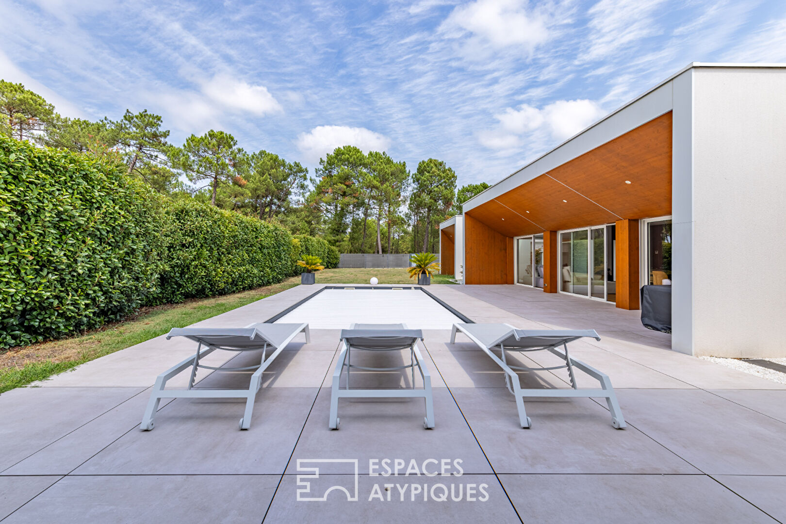Contemporary architect-designed villa on the edge of the forest in Cazaux