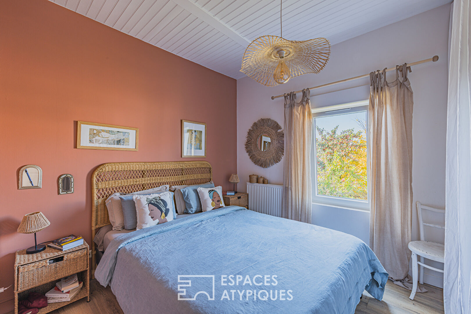 Ancienne longère revisitée avec piscine et jardin arboré