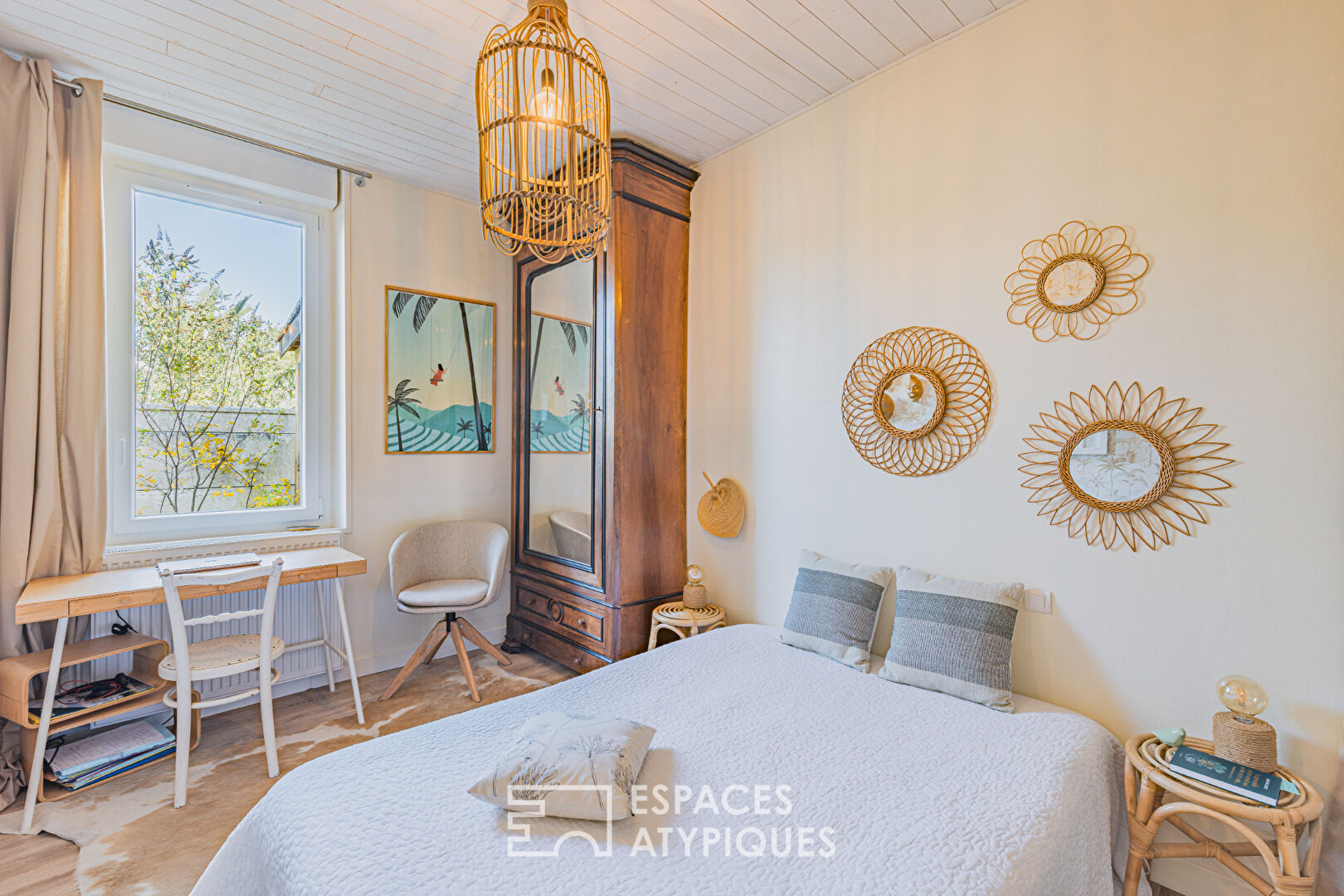 Ancienne longère revisitée avec piscine et jardin arboré