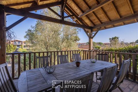 Wooden house on the waterfront in the Port with a view of Canelot