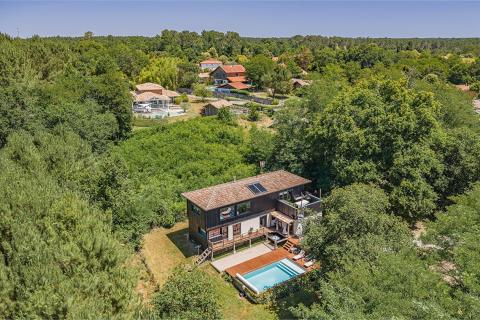 Maison d’Architecte inversée avec vue canopée