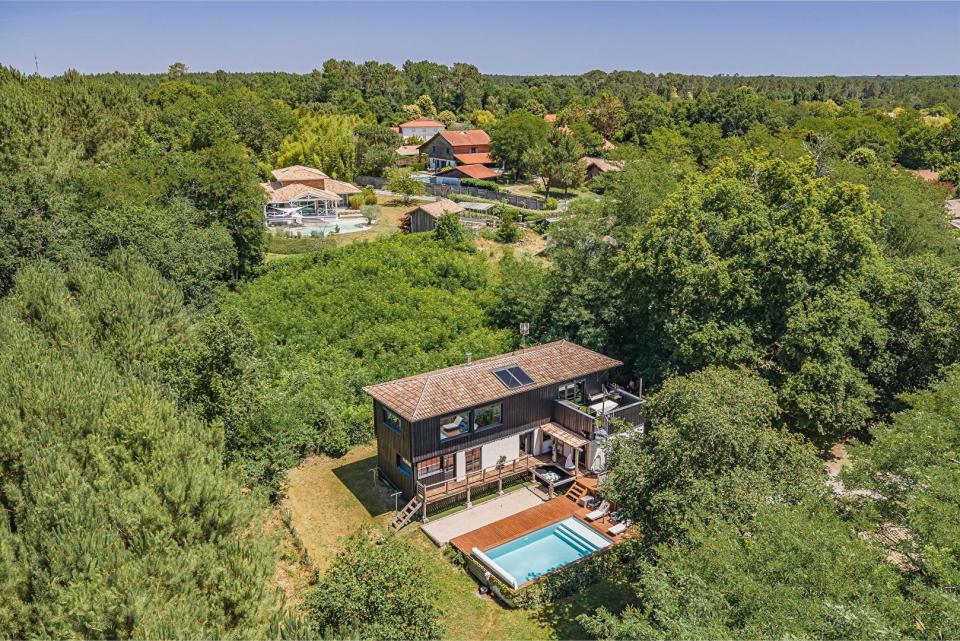 Maison d'Architecte inversée avec vue canopée