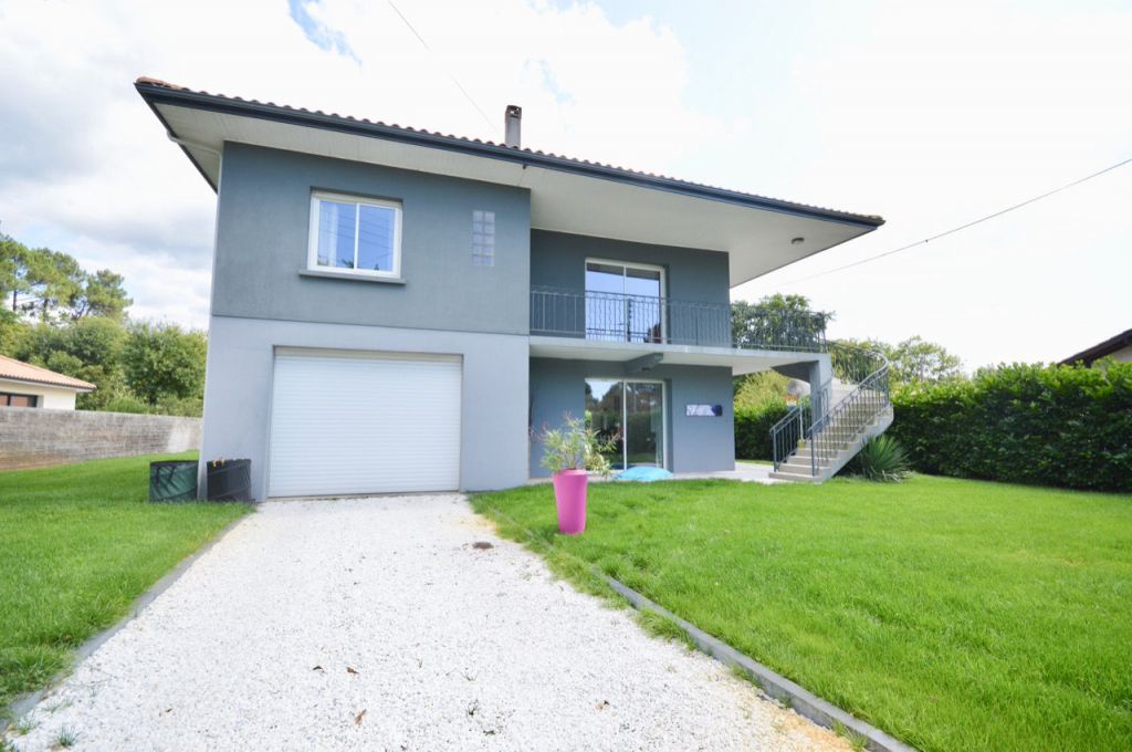 Maison familiale avec jardin et piscine en centre ville