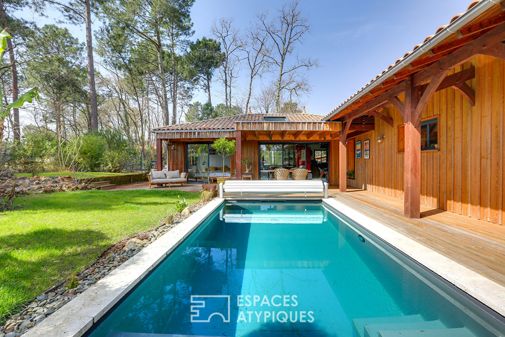 Contemporary villa 200 meters from the lake with swimming pool and view of the pine trees