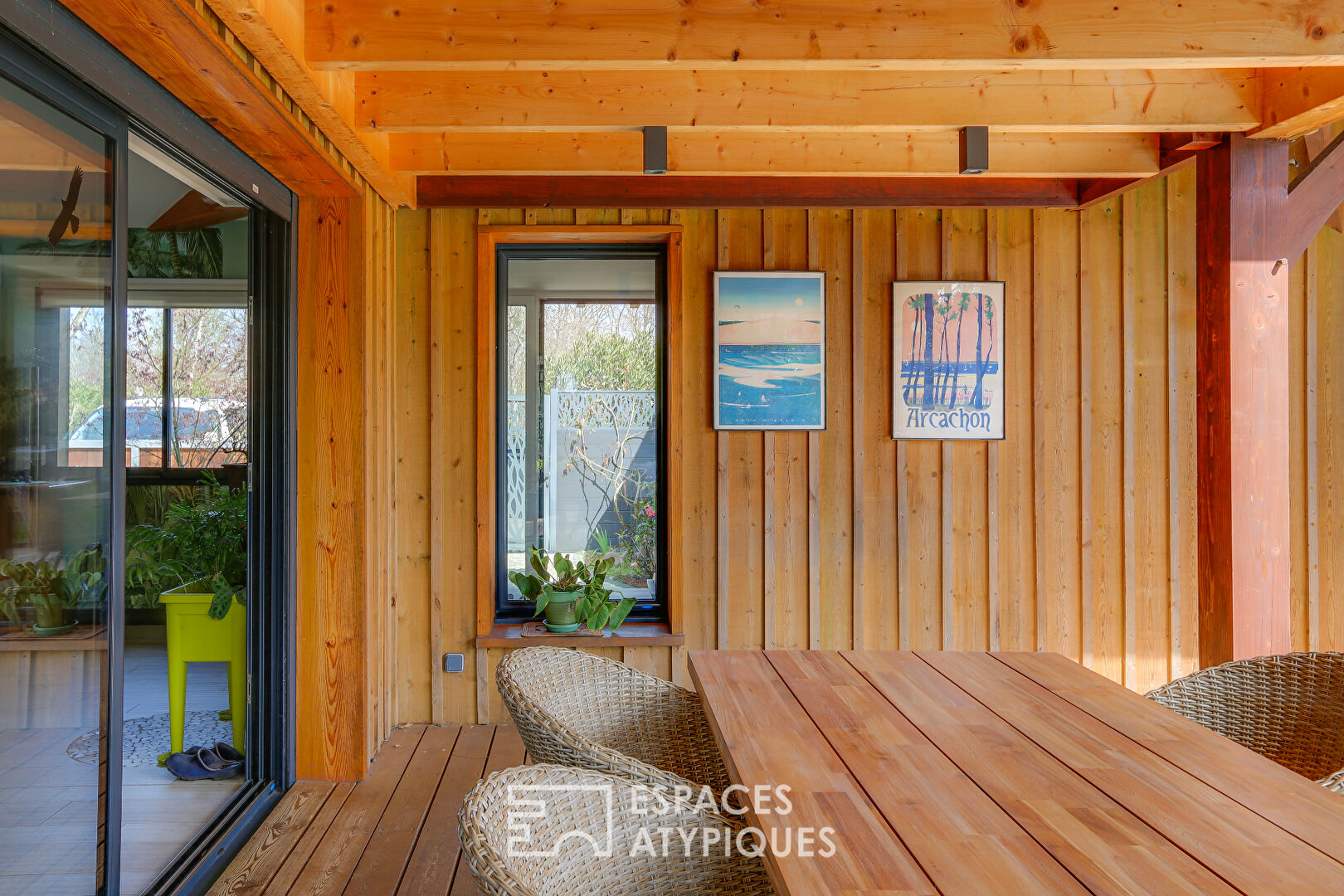 Contemporary villa 200 meters from the lake with swimming pool and view of the pine trees