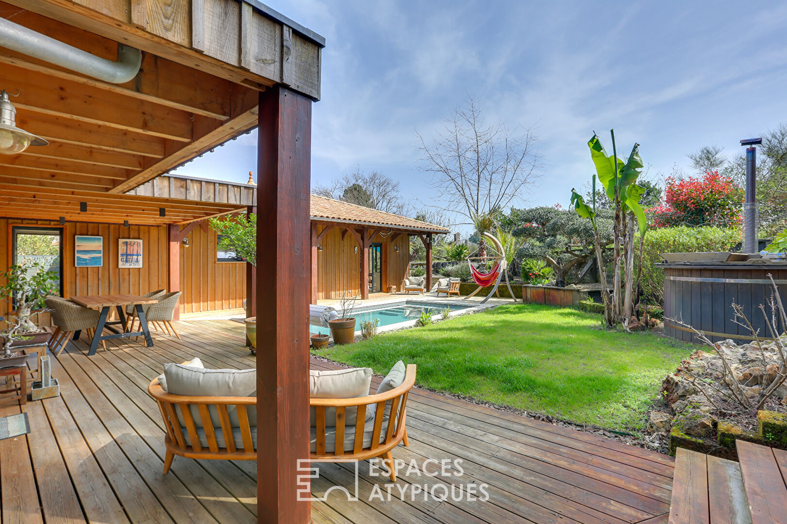 Contemporary villa 200 meters from the lake with swimming pool and view of the pine trees