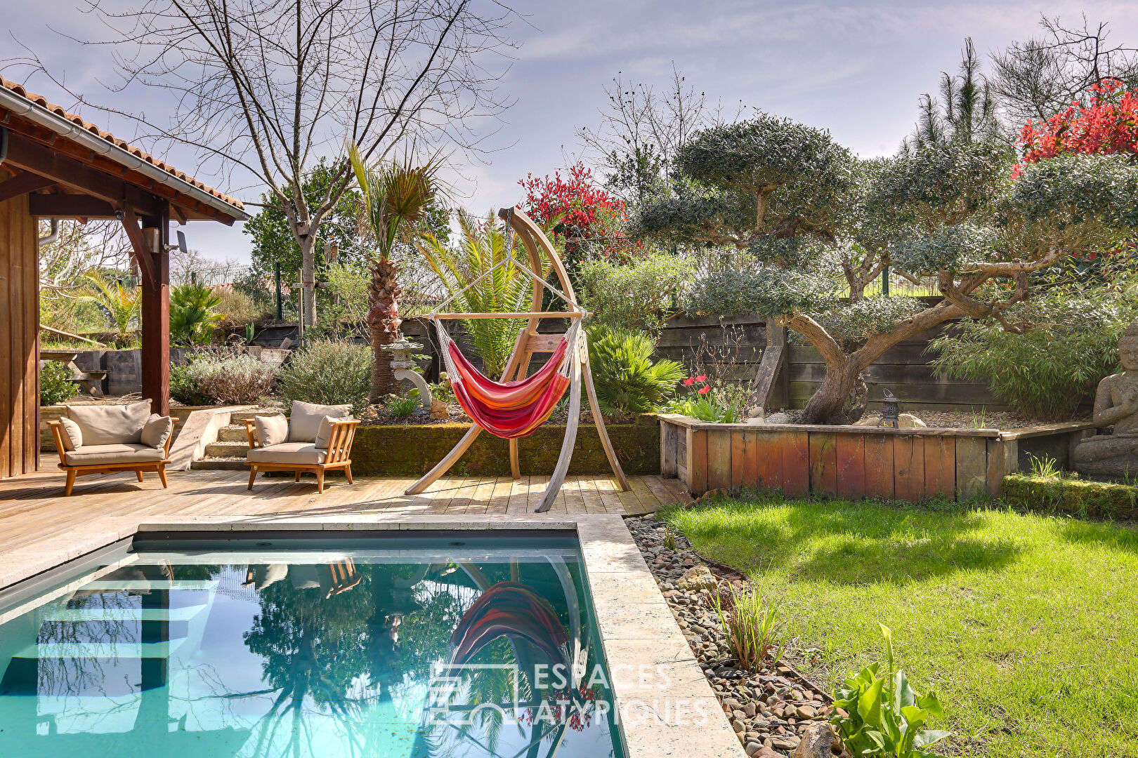 Contemporary villa 200 meters from the lake with swimming pool and view of the pine trees