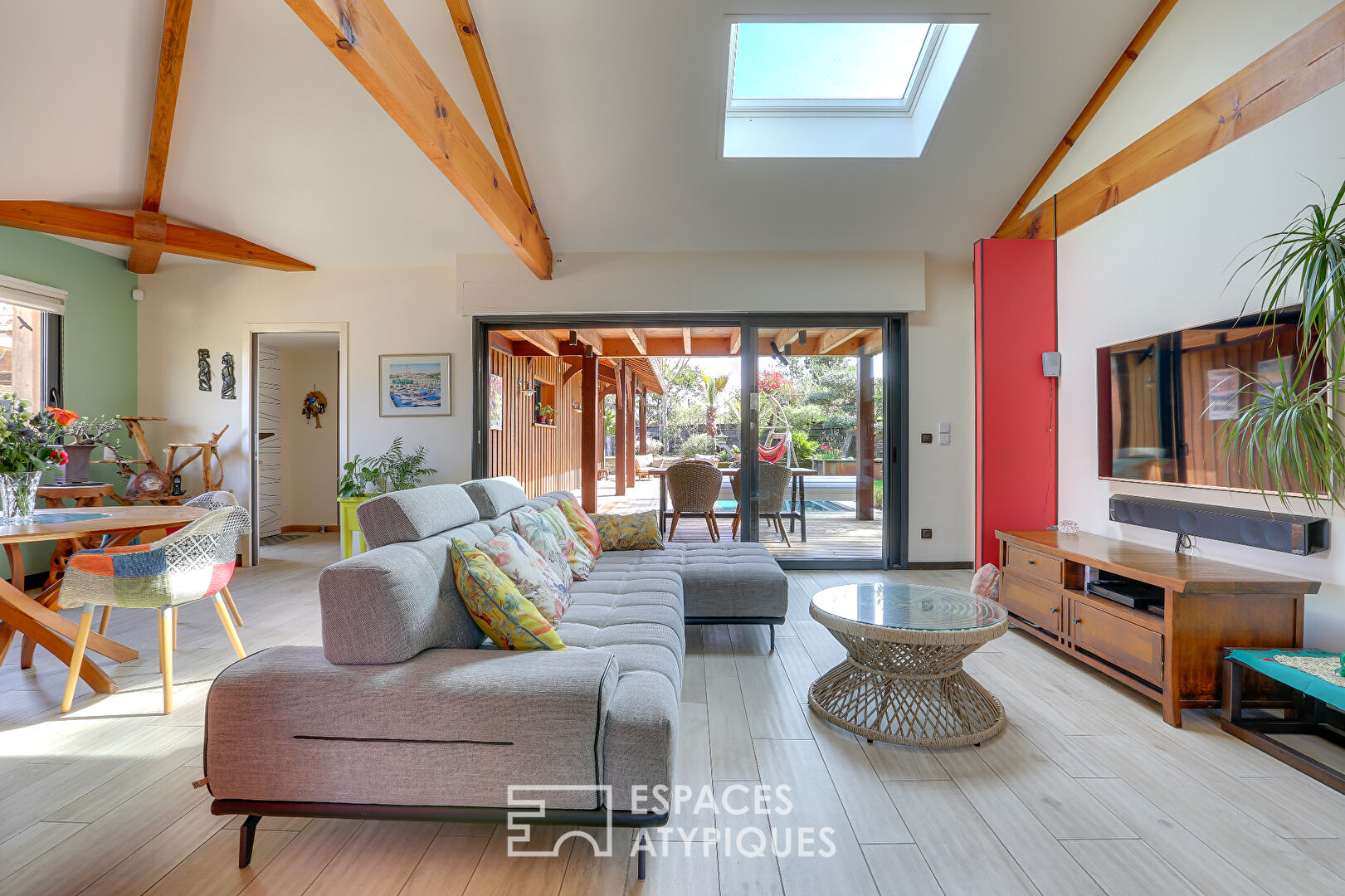 Contemporary villa 200 meters from the lake with swimming pool and view of the pine trees