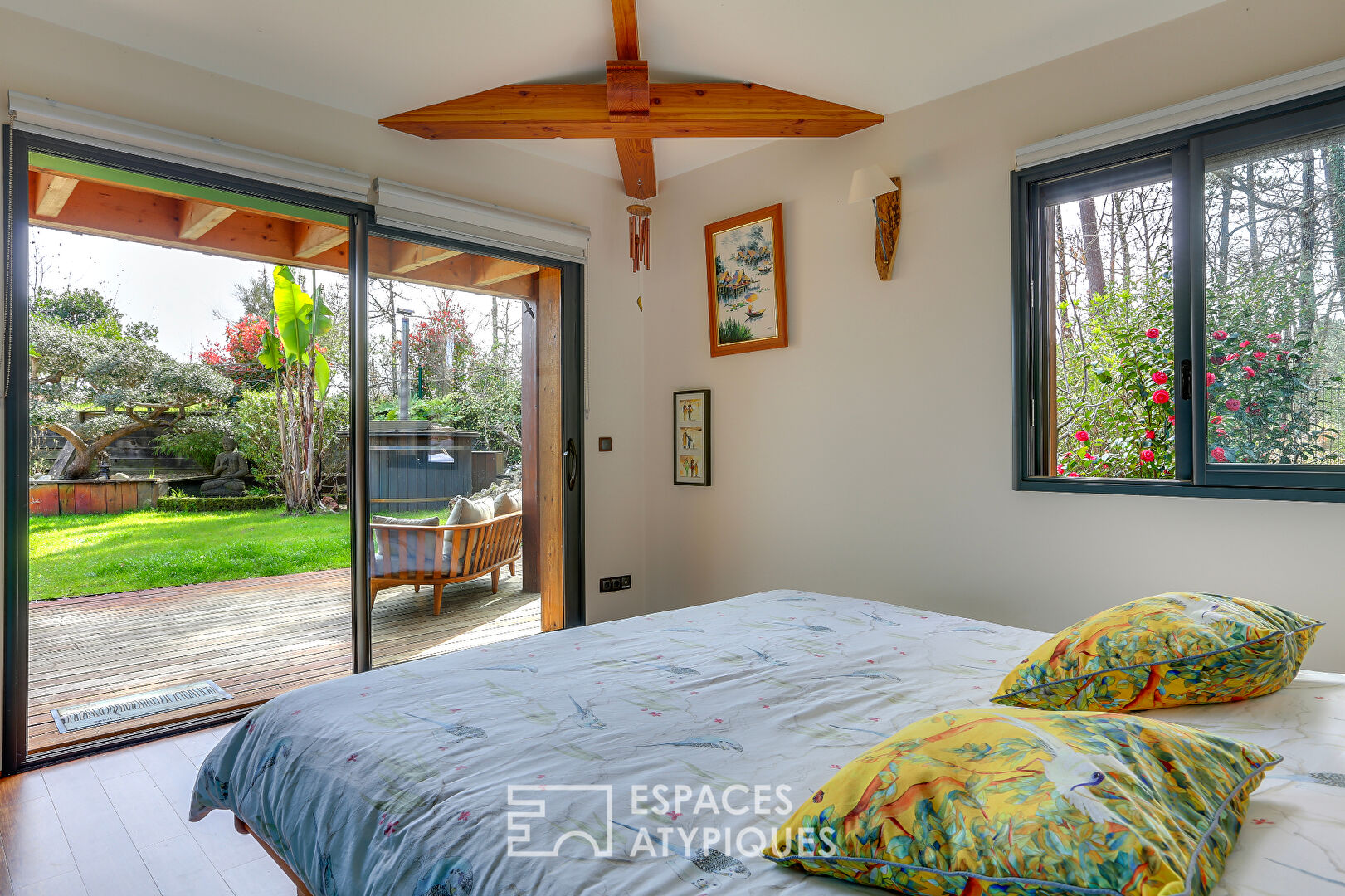 Contemporary villa 200 meters from the lake with swimming pool and view of the pine trees