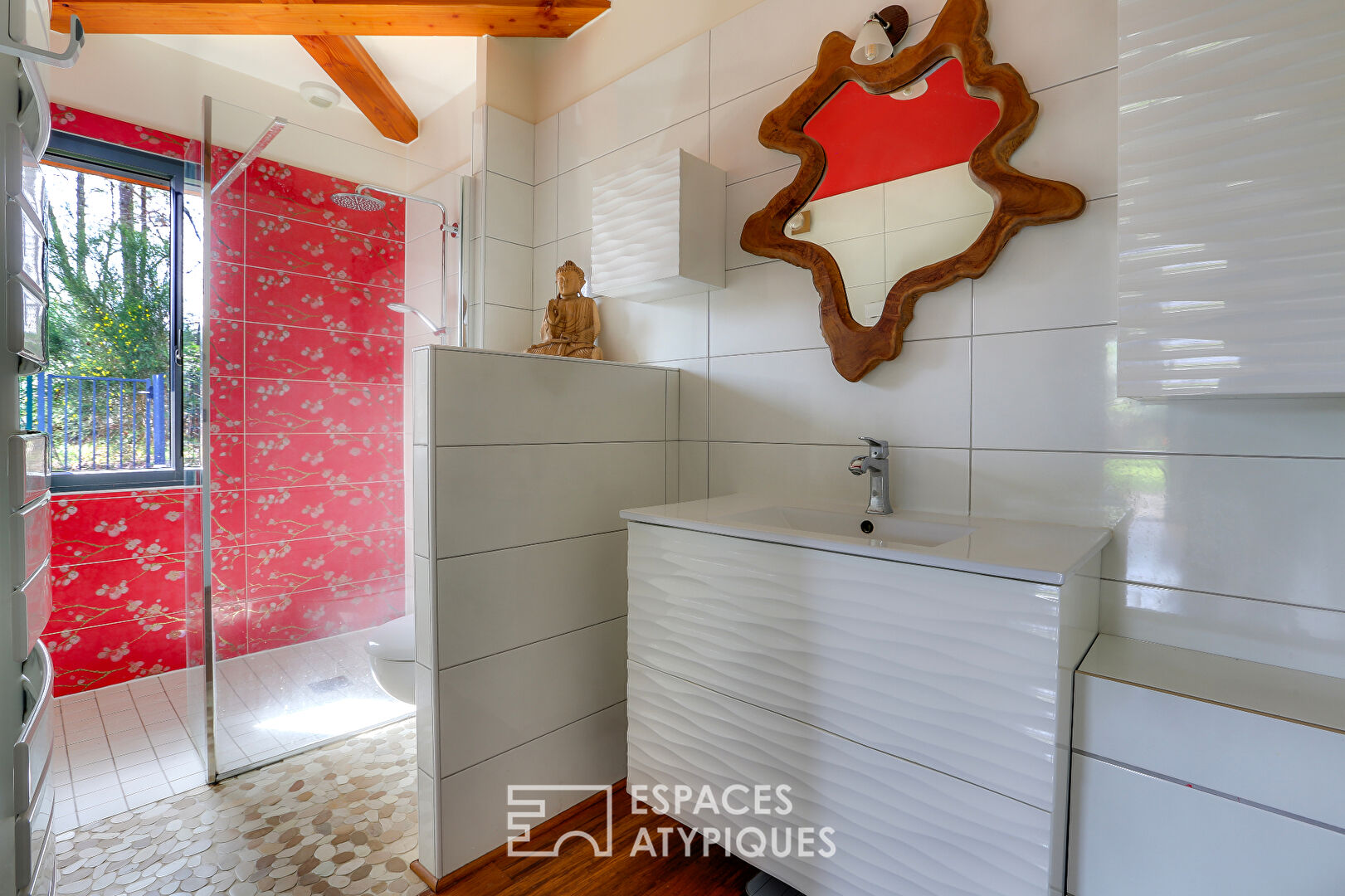 Contemporary villa 200 meters from the lake with swimming pool and view of the pine trees