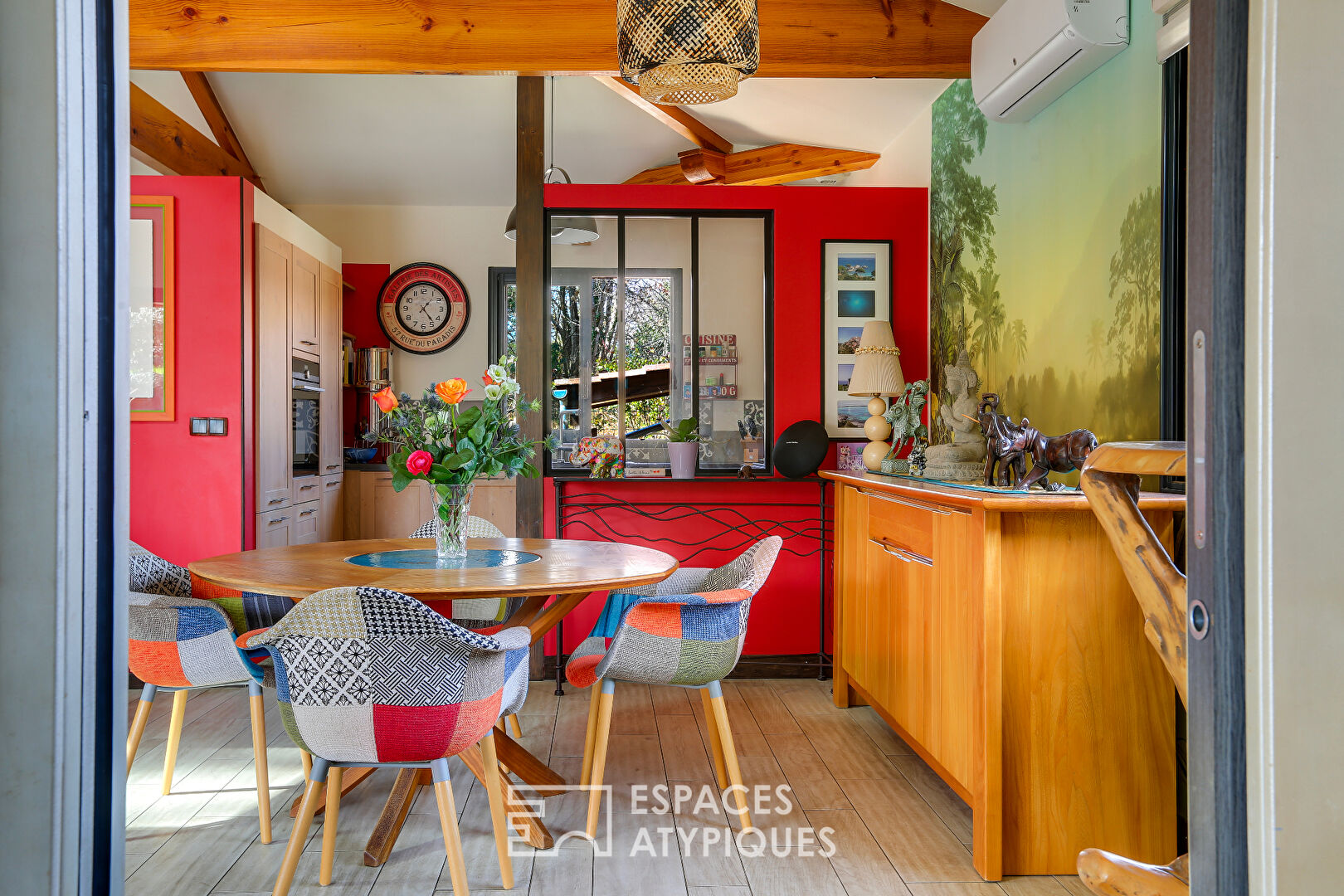Contemporary villa 200 meters from the lake with swimming pool and view of the pine trees