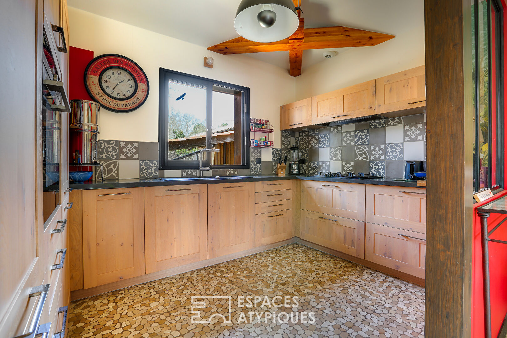 Contemporary villa 200 meters from the lake with swimming pool and view of the pine trees