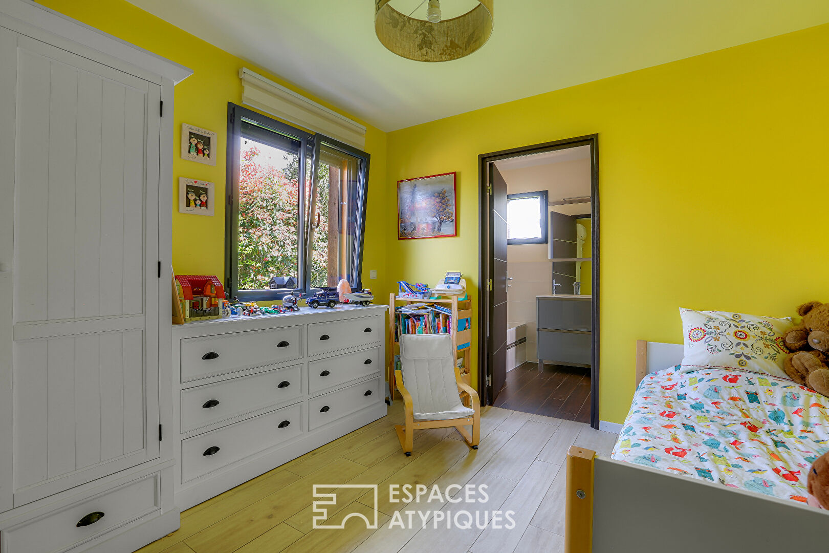 Contemporary villa 200 meters from the lake with swimming pool and view of the pine trees