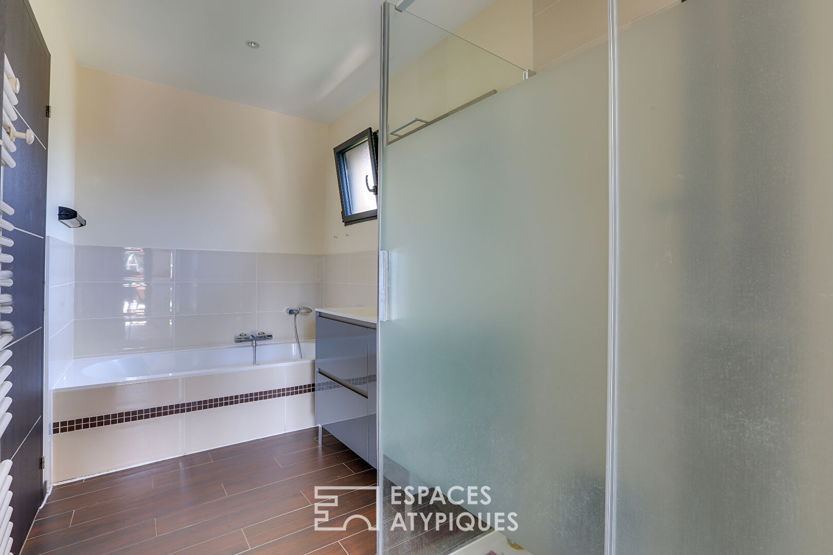 Contemporary villa 200 meters from the lake with swimming pool and view of the pine trees