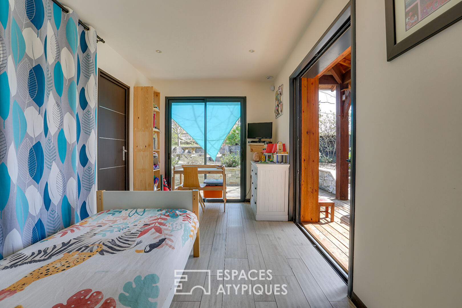 Contemporary villa 200 meters from the lake with swimming pool and view of the pine trees
