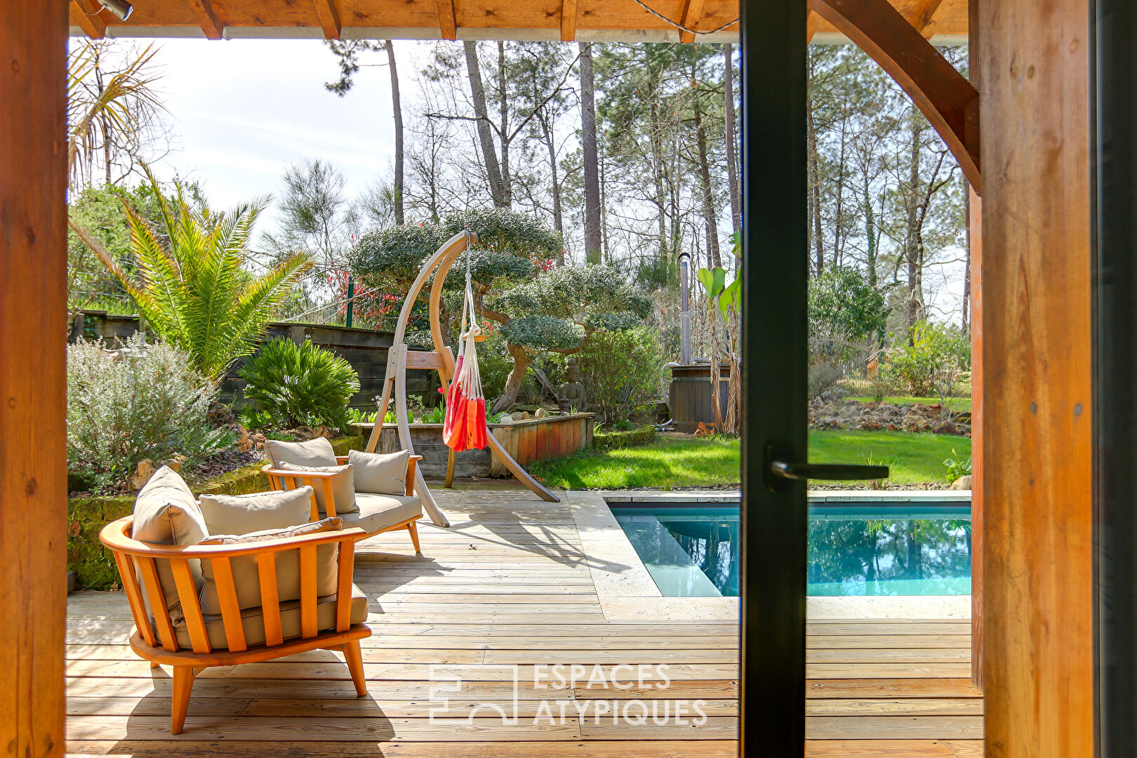 Contemporary villa 200 meters from the lake with swimming pool and view of the pine trees