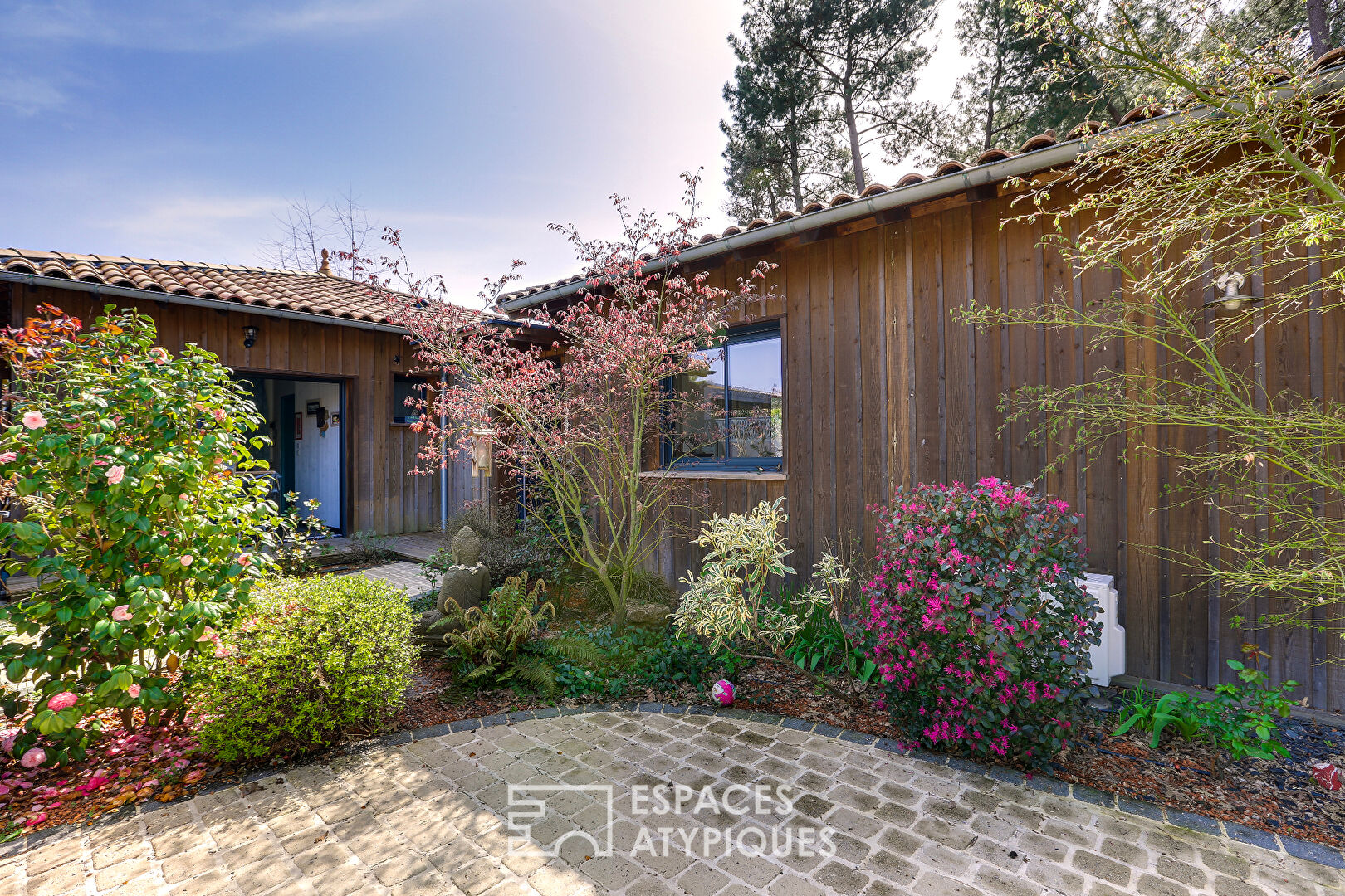 Contemporary villa 200 meters from the lake with swimming pool and view of the pine trees
