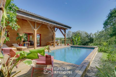 L’élégante maison en bois dans son écrin de verdure