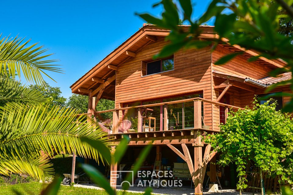 L'élégante maison en bois dans son écrin de verdure