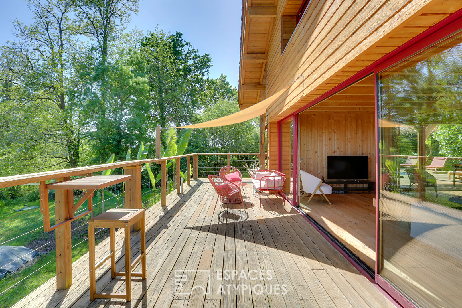 L’élégante maison en bois dans son écrin de verdure