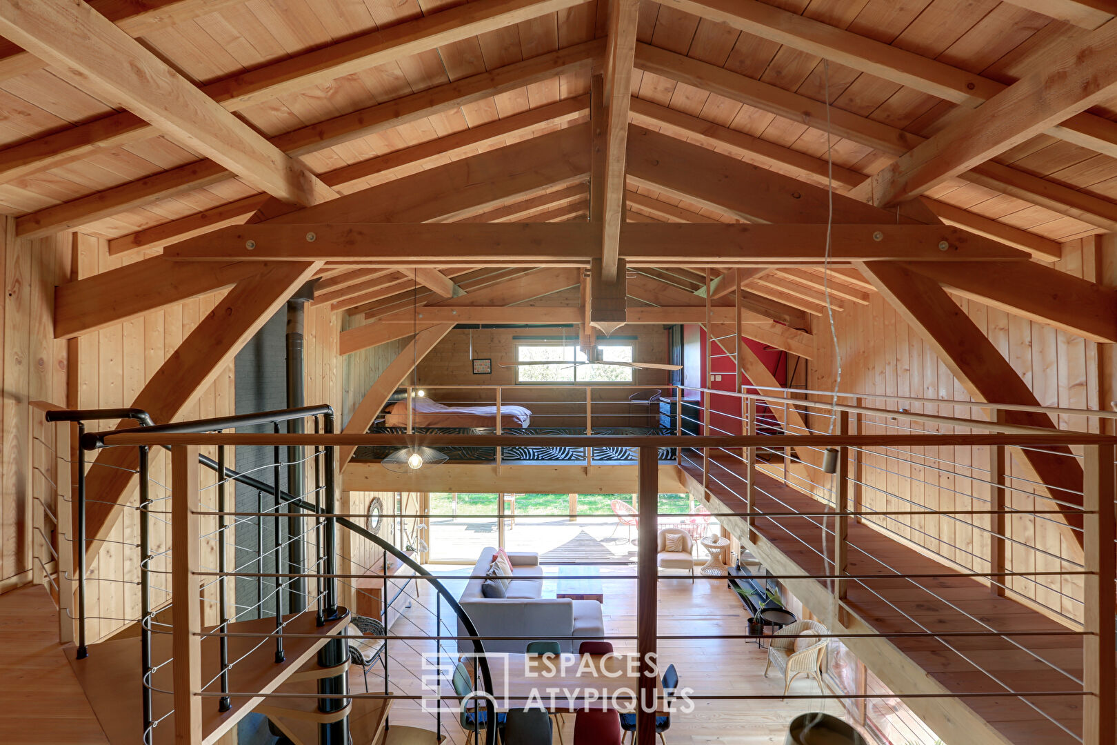 L’élégante maison en bois dans son écrin de verdure
