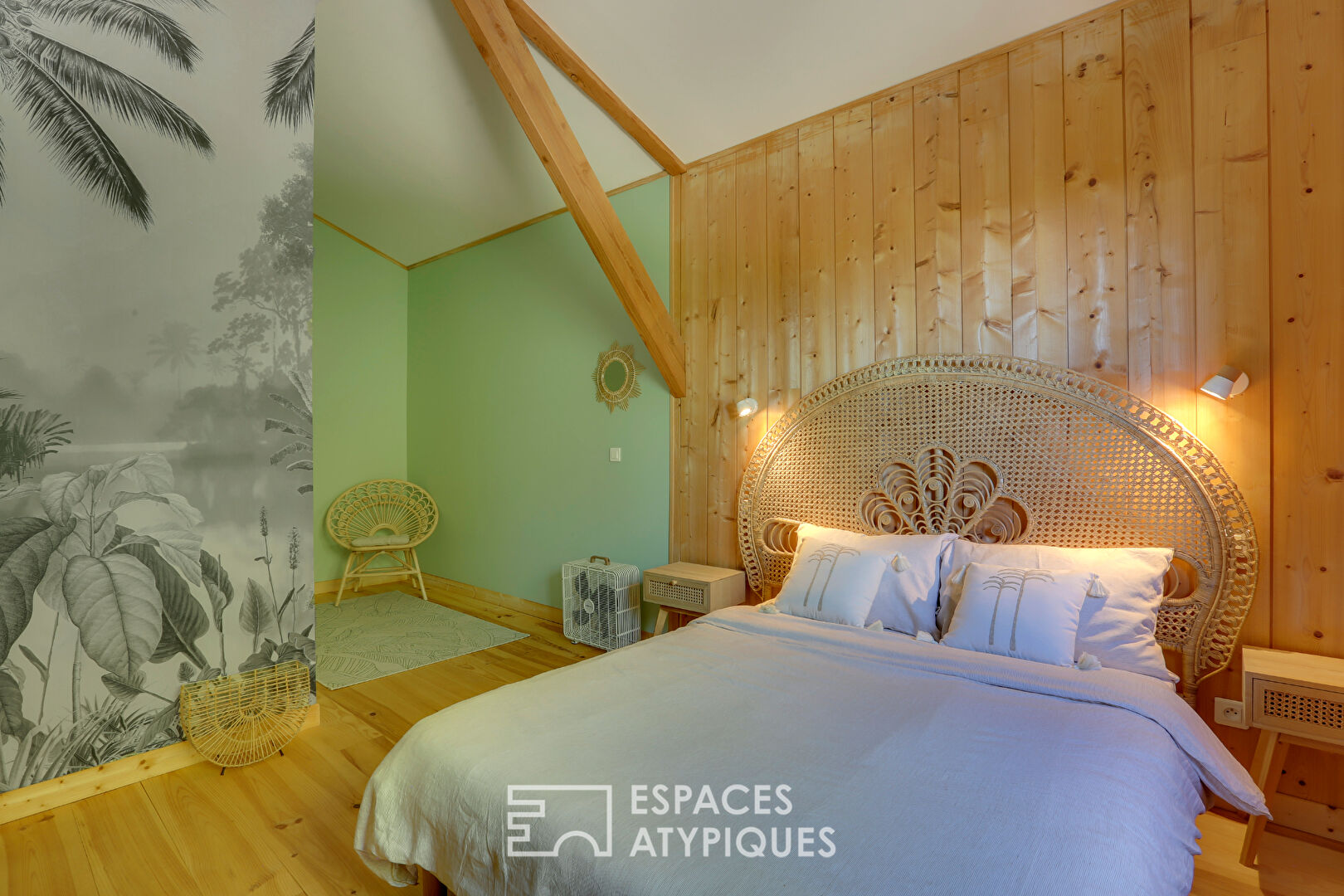 L’élégante maison en bois dans son écrin de verdure