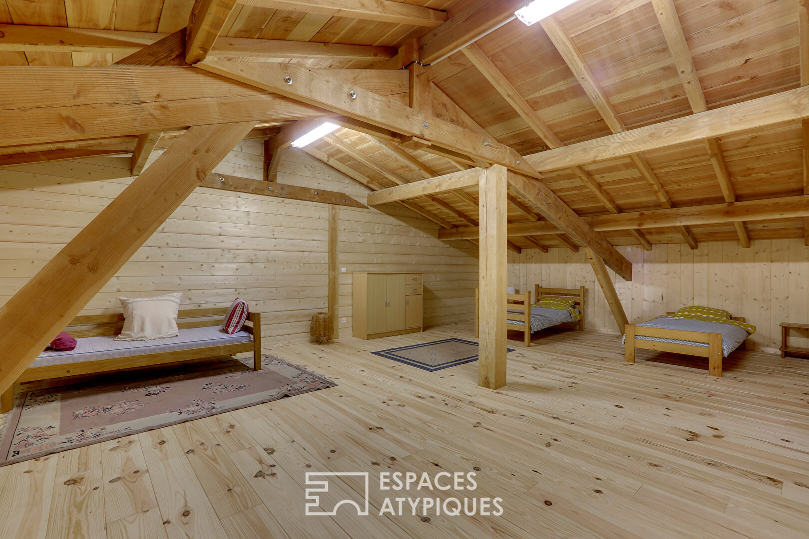 L’élégante maison en bois dans son écrin de verdure