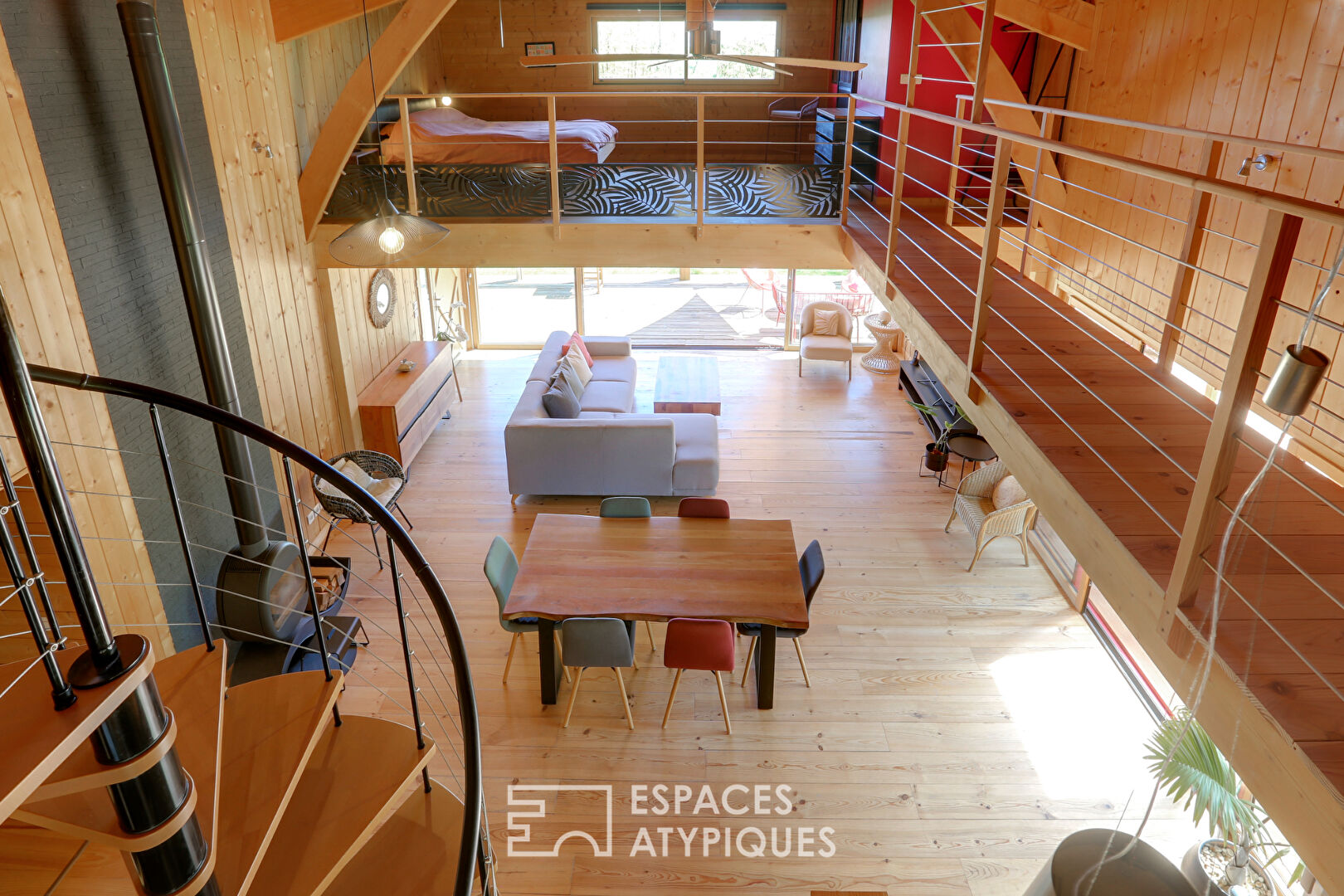 L’élégante maison en bois dans son écrin de verdure